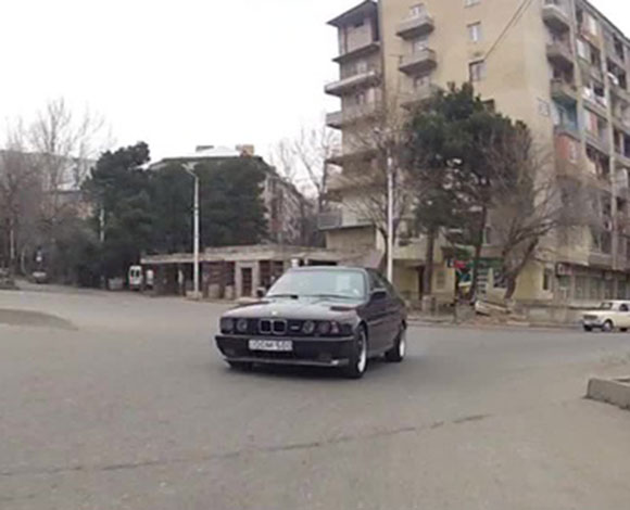 فيديو: متهور يحول لعبة Need4Speed إلى حقيقة و تفحيط في الشوارع العامة