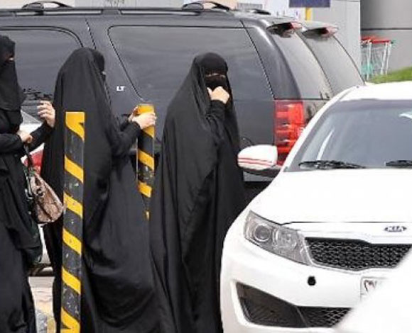 بالفيديو- فتاة تتنكر في زي رجل في ملعب في السعودية