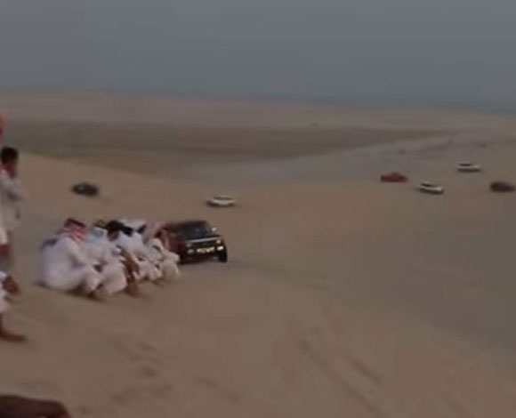 تفحيط وتطعيس لتجمع شبابي في الصحراء نهايته عنيفة... بالفيديو