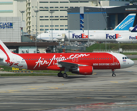 بعد أن غضبت من المضيفة ... راكبة ترشقها بماء ساخنة