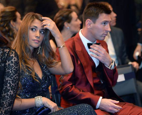  ميسي قبض مليون يورو من اجل ارتداء البدلة الحمراء !!