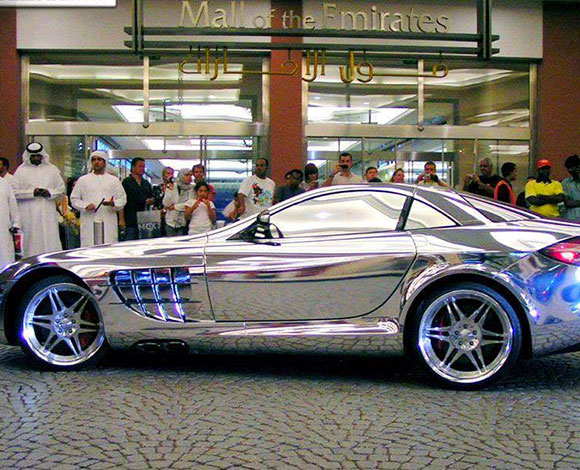 وصول سيارة "Mercedes-Benz SLR McLaren" المغطاة بالذهب الأبيض في دبي