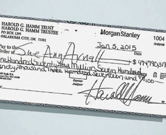 عرض زوجها شيكا بـ975 مليون دولار مقابل الطلاق فرفضت!!