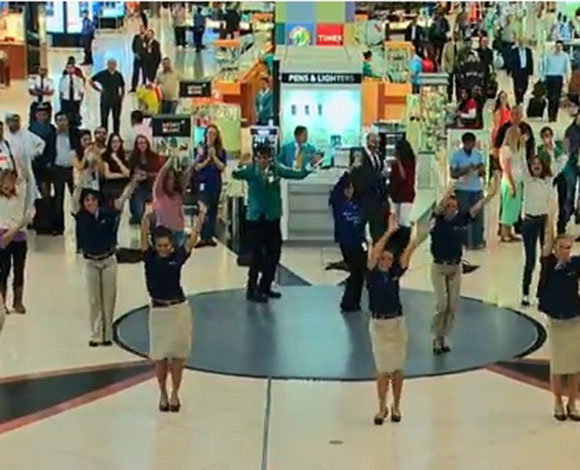 مطار دبي يستقبل زواره بالرقص والغناء من ضمن فعاليات مهرجان دبي للتسوق