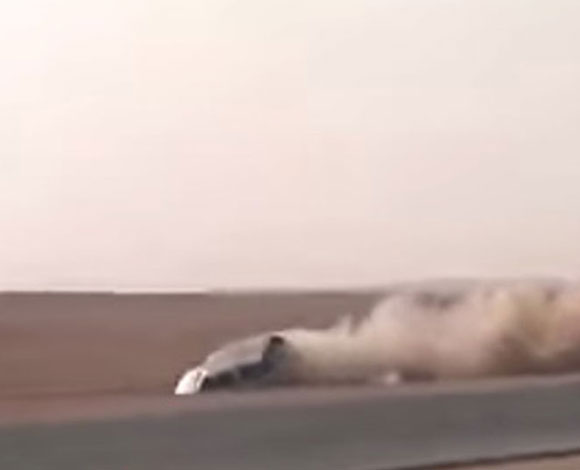 شاب سعودي يطير في السماء أثناء التفحيط