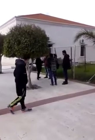 معركة بين فتاتين في إحدى المدارس ... بسبب شاب!