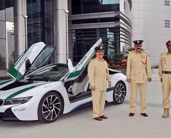سيارة BMW i8 الفارهة تنضم إلى أسرع أسطول دوريات شرطة في العالم  شاهدها في هذا الفيديو