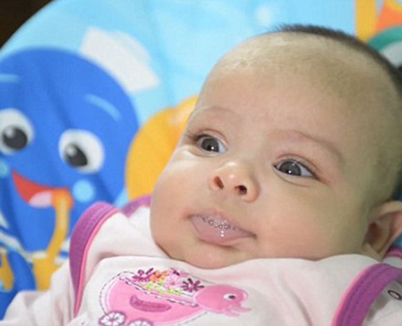 إليك بالفيديو طفلة بعمر الشهرين تنطق كلمة "أحبك"