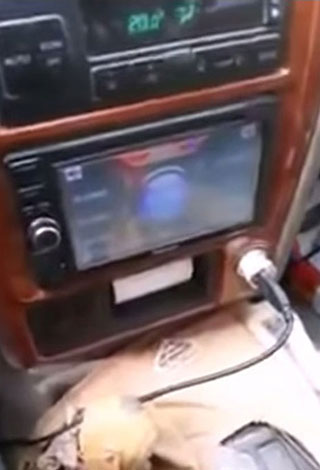 شاب سعودي يشكو ضرب زوجته له بالخيزران... بالفيديو