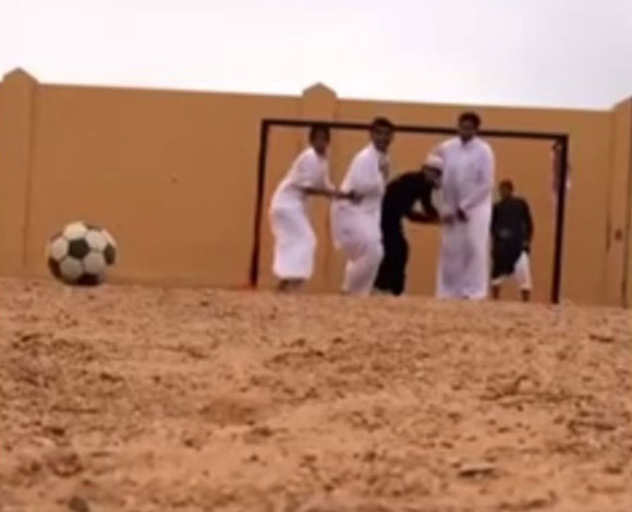 بالفيديو... سعوديون يقلدون ضربة حرة على طريقة المعلق الرياضي عصام شوالي