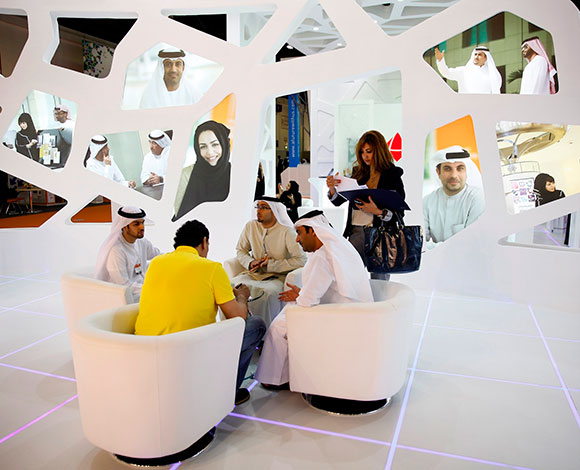 "لينكد إن" تعقد جلسة على هامش الحدث تتناول استراتيجيات توظيف الخريجين عبر الإنترنت