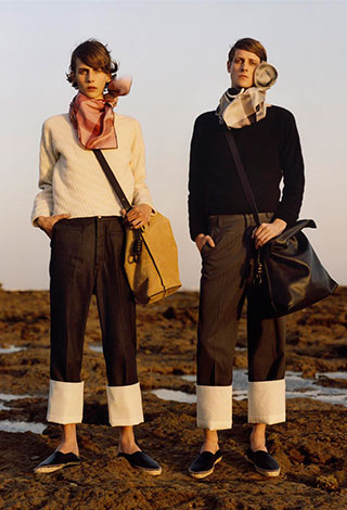 "Loewe" الفرنسية تطلق تشكيلتها الصيفية لرجل مرح وأنيق