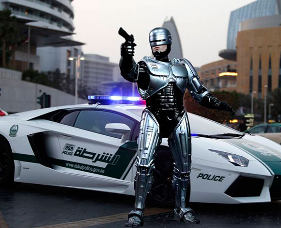 هل تستبدل دبي رجال الشرطة برجال آليين؟