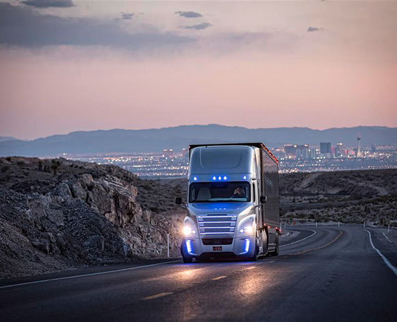 الشاحنات الذاتية القيادية تعود مع Freightliner Inspiration Truck