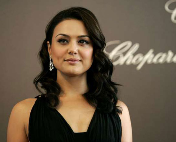 إطلالات حسناوات "بوليوود" في مهرجان "Cannes" تضاهي حسناوات "هوليوود" بالصور