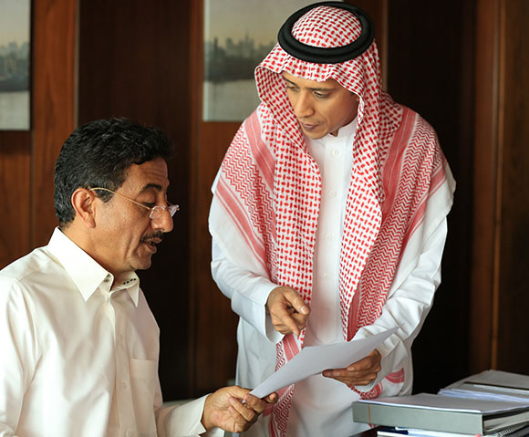 هل هذا هو توأم ناصر القصبي؟ وما قصة الـ"سيلْفي"؟