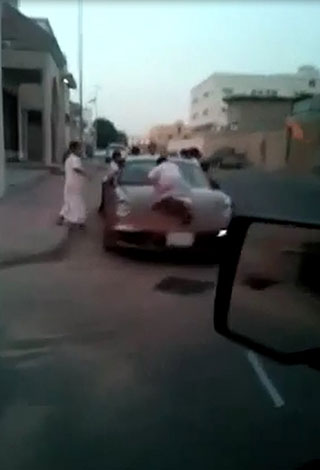 احذر أن تركن سيارتك الفاخرة في الرياض... والسبب هذا الفيديو المضحك