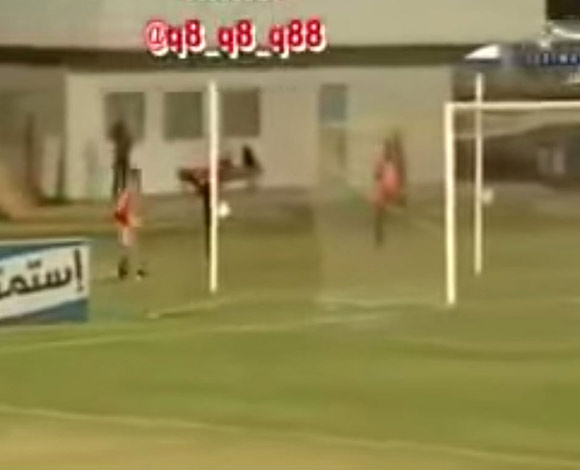 حارس مرمى كويتي يخرق القوانين ويغيب في منتصف مباراة فريقه والسبب؟ بالفيديو