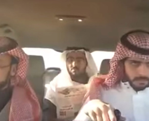 الشباب السعودي كيف يكونو قبل وبعد نقطة تفتيش ... مضحك جدا بالفيديو
