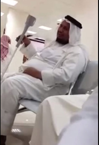 شاهد رد فعل رجال الأمن عند صراخ رجل سعودي في المطار بالفيديو