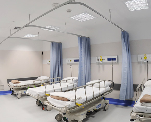 بالفيديو- فضيحة داخل إحدى المستشفيات السعودية ... رجل يصرخ والطبيب يهرب