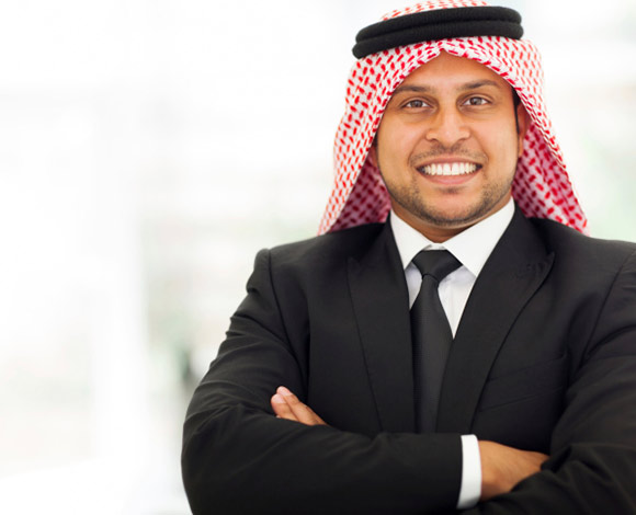 بالفيديو:سعودي يقدم لزوجته "شيك" بقيمة 100 ألف ريال بعد زواجه بأخرى