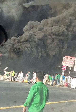 بالفيديو .. حريق كبير في الفجيرة دمر 13 محلا تجاريا