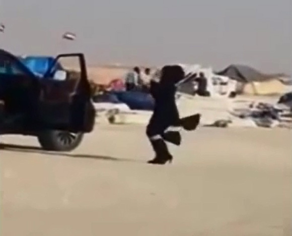 بالفيديو: فتاة خليجية ترقص في منتصف الطريق العام