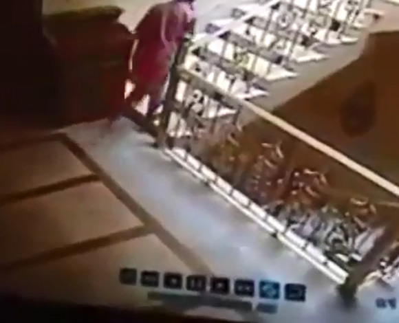 بالفيديو- خادمة تحاول قتل صاحبة المنزل في السعودية