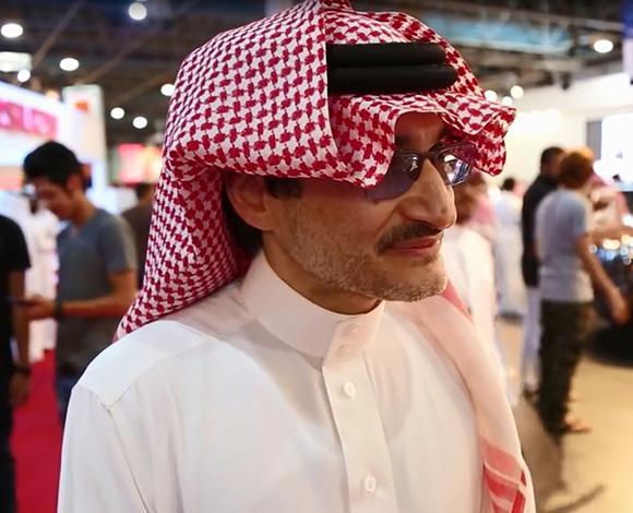 بالفيديو : "الوليد بن طلال" يلتقط صوراً سيلفي مع معجبيه