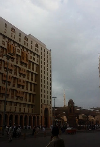 بالفيديو- سعودي يحاول الانتحار من فوق فندق مجاور للمسجد النبوي