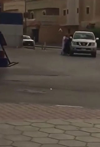 بالفيديو- سعودي يجبر فتاة على ركوب سيارته
