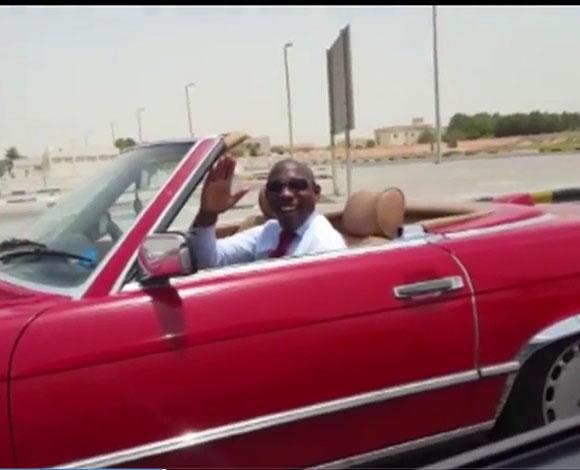 مقيم في دبي يتجول بسيارته المكشوة تحت أشعة الشمس الحارقة بالفيديو