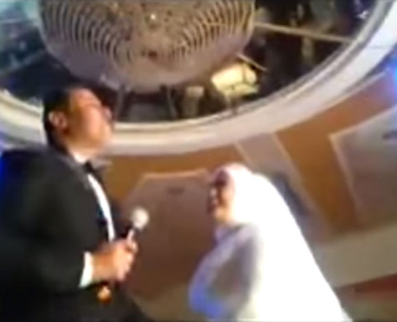 بالفيديو- عريس يحرج عروسته في حفل زفافهما