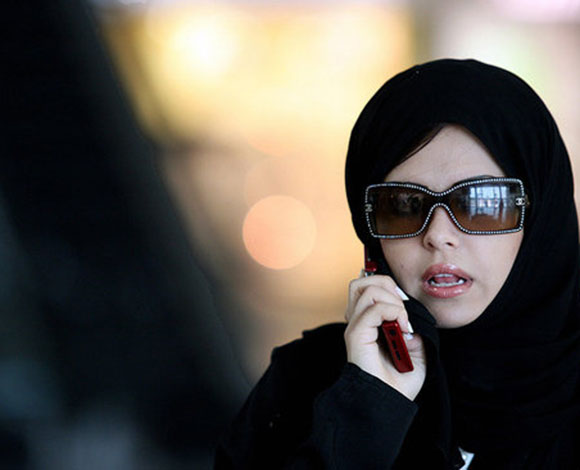 بالفيديو .. موظف سعودي يطرد فتاة كشفت وجهها