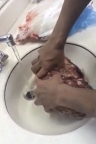 بالفيديو- إغلاق مطعم "تقاطيع دورة المياه" في مكة