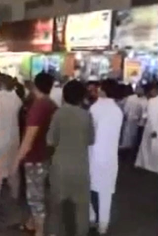 بالفيديو- مضاربة جماعية بالسكاكين في الرياض