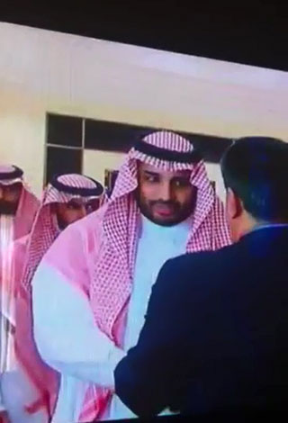 بالفيديو- ولي ولي العهد يؤدي صلاة الميت على الفريق الشعلان