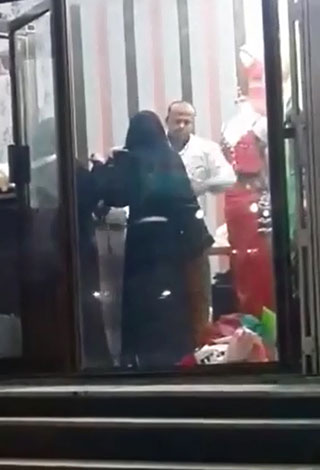 بالفيديو: فضيحة في السعودية ... خياط نسائي يأخذ قياسات زبونة سعودية