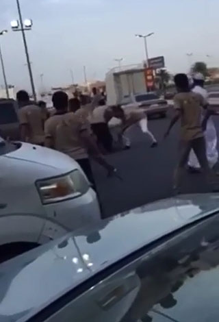 بالفيديو- عمال يعتدون على سعودي بالضرب المبرح