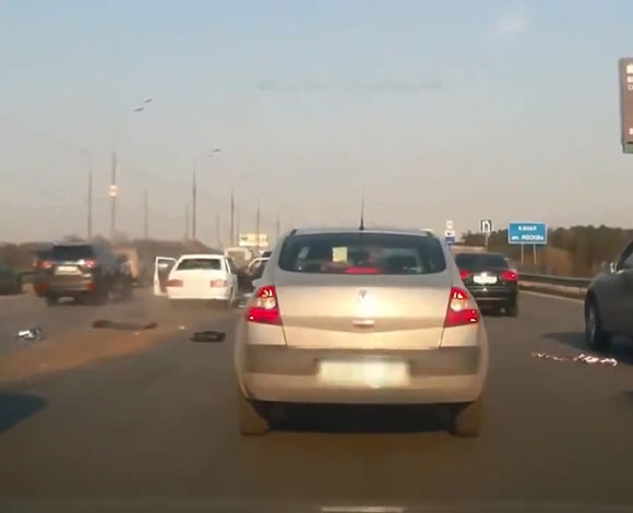 شاهد بالفيديو انفجار سيارة رجل سعودي