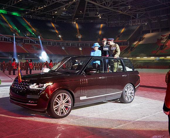 ملكة بريطانيا تسحر الناظرين بسيارتها الجديدة