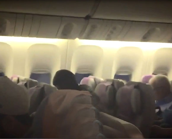 بالفيديو: لن تصدق سبب إخلاء طائرة إماراتية من الركاب!