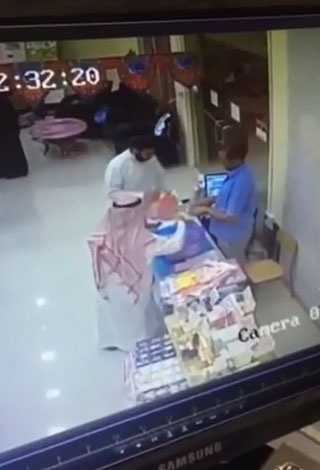 بالفيديو- سعودي يسرق 420 ريالا في أول أيام رمضان