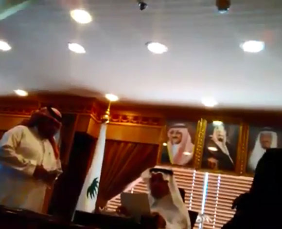 بالفيديو.. طرد سعودية من "صحة نجران" بعد "تطاولها" على مكتب المدير