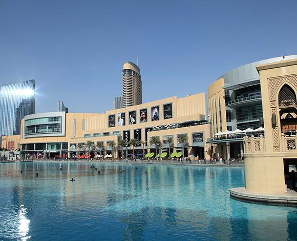 بالفيديو: إماراتي يرقص بشكل غريب وسط "دبي مول"