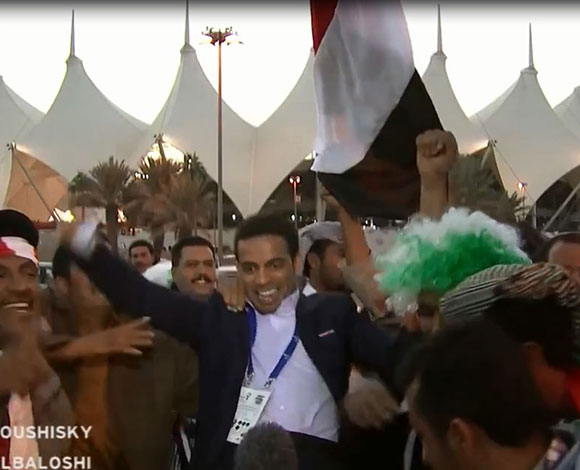 بالفيديو... مذيع إماراتي يتعرض لموقف محرج على الهواء