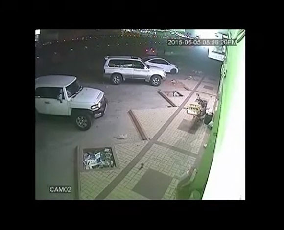 شاهد بالفيديو عملية سرقة احترافية لسيارة تويوتا في الرياض