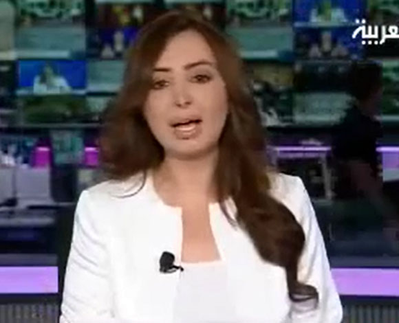 بالفيديو- تعرض مذيعة لموقف محرج على الهواء
