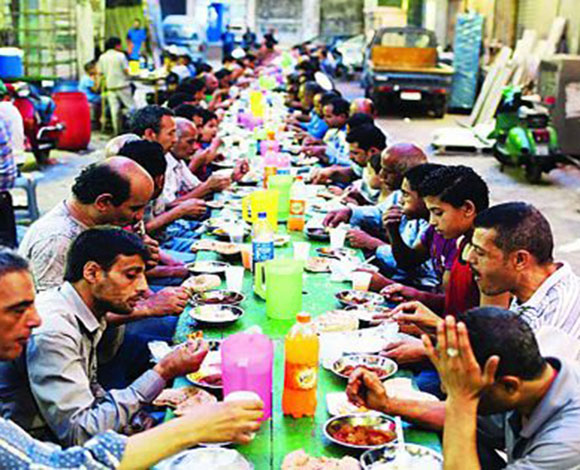 بالفيديو .. المصريون يدخلون غينيس بأطول مائدة طعام في العالم